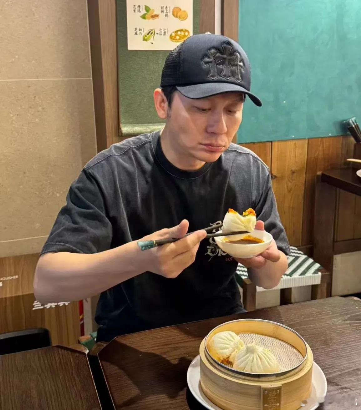 李晨在上海吃包子被偶遇啦！男明星真的好自律，他一顿饭就吃三个包子！李晨现身上海，