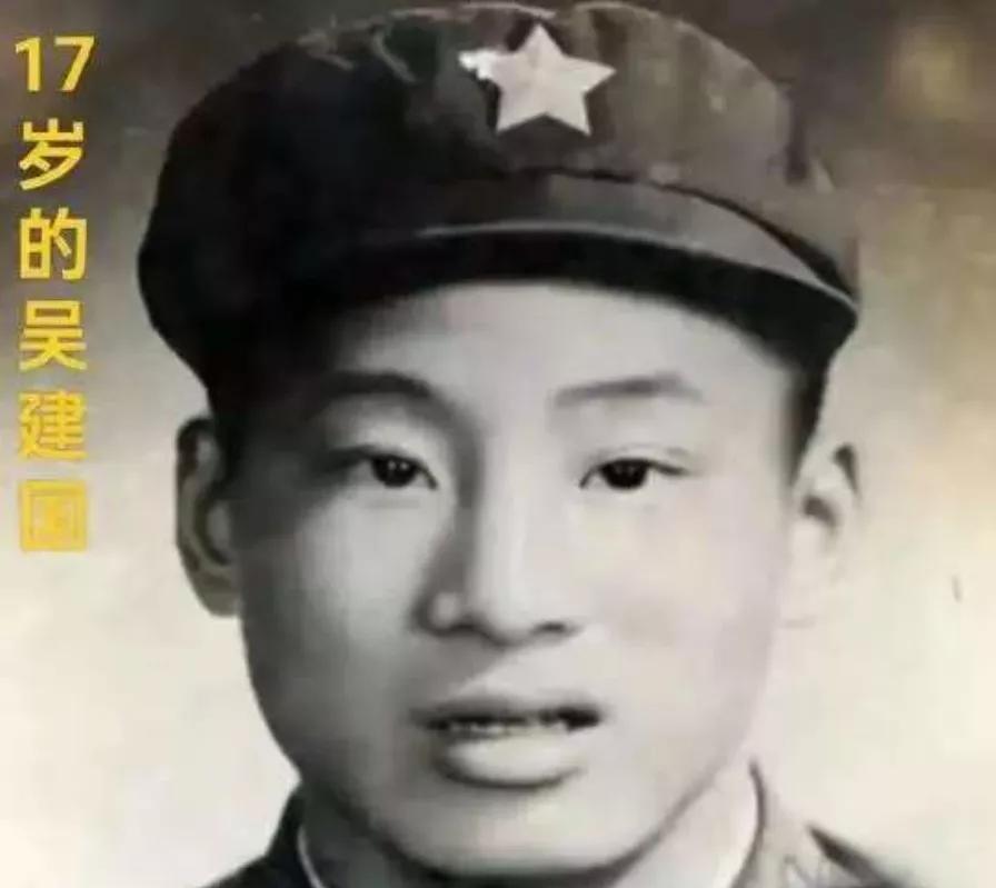 1979年，612高地上，我军战士吴建国身中8弹倒地，一个越军军官想拿走他的枪，