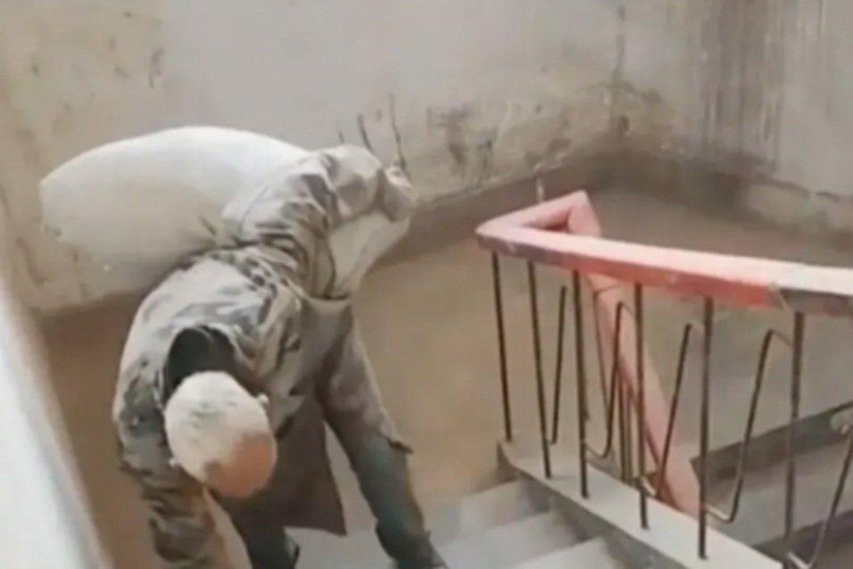 女子找人背水泥，对方要价一袋6元，她还价到5元。谁知到了装修现场，女子潸