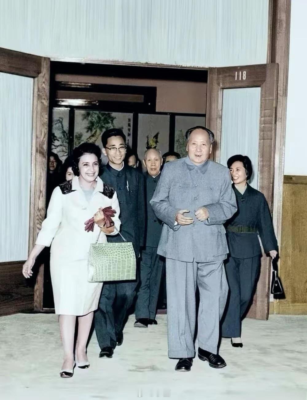 上世纪60年代，毛主席接见外宾的珍贵历史瞬间。照片中，毛主席身着灰色中山装，身姿