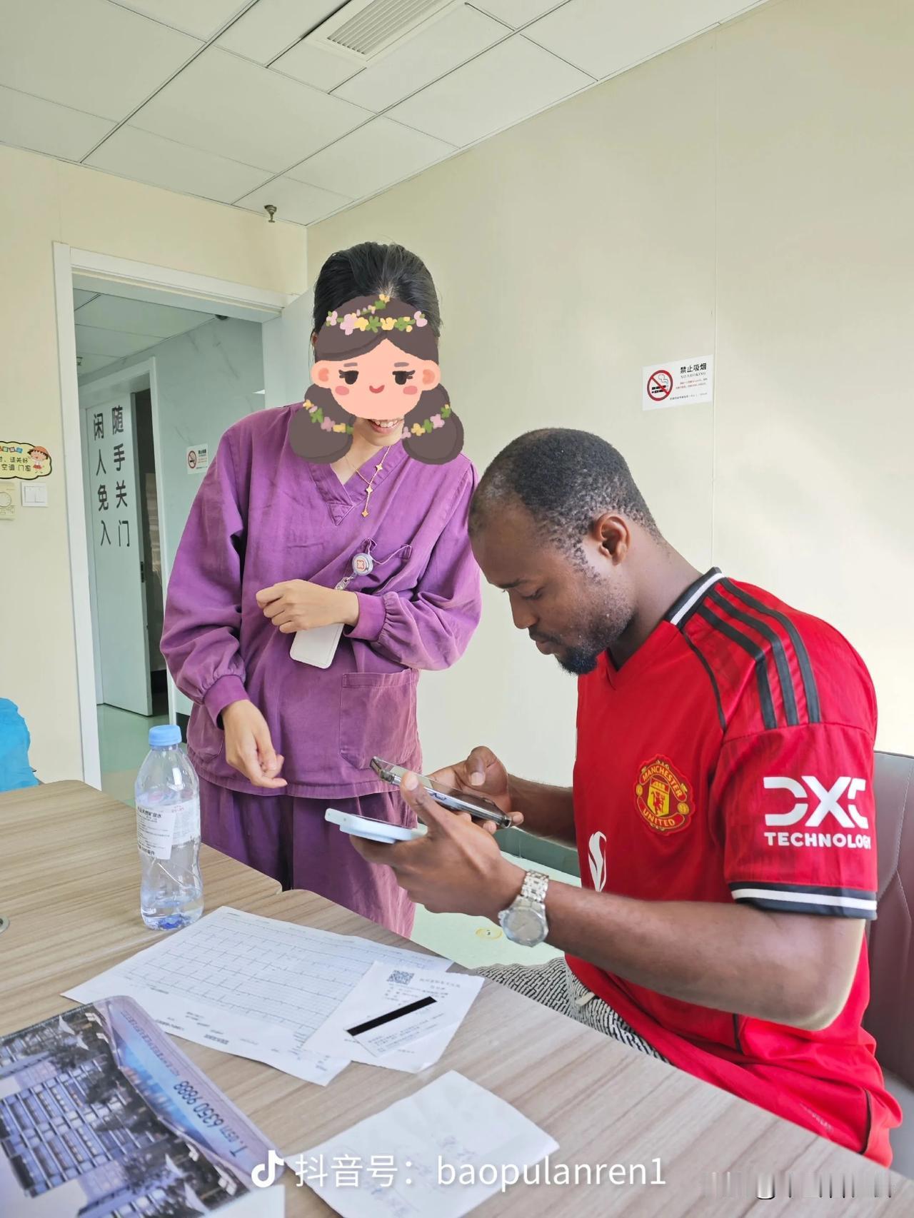 一名黑人男子因为自己突然感到不舒服？专程来到医院里看病。他在医院里受到了医生