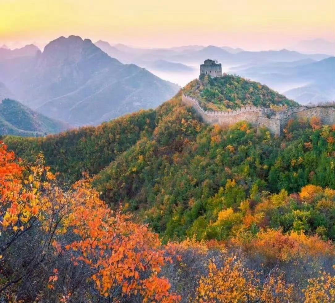 四时俱可喜，最好新秋时。”层林染尽漫山红，古老长城蜿蜒在斑斓秋色里。砖石城墙裹