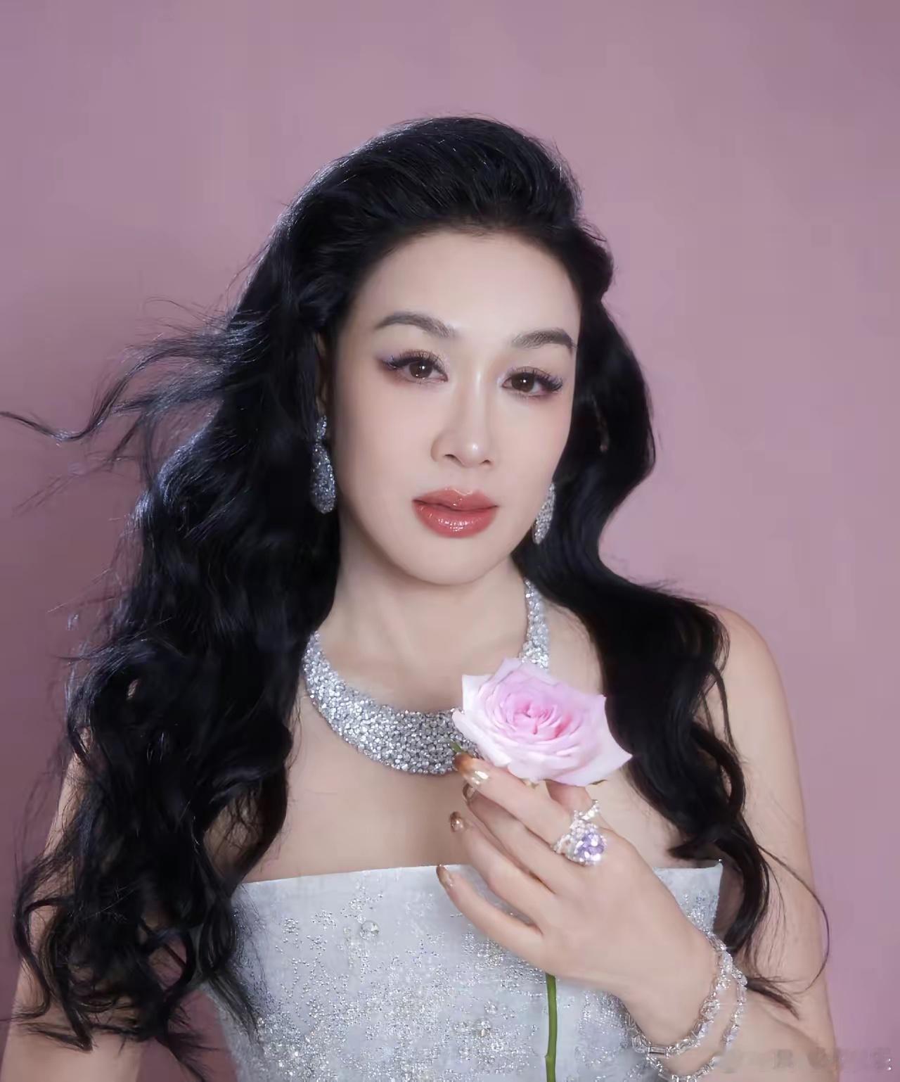 终于知道，钟丽缇为什么56岁还这么漂亮了，不是因为她有钱会保养，而是她有一个比她