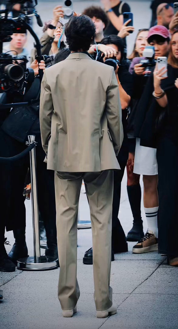 博博好长一条人，以一种绝对的王者姿态面对镜头。​​​