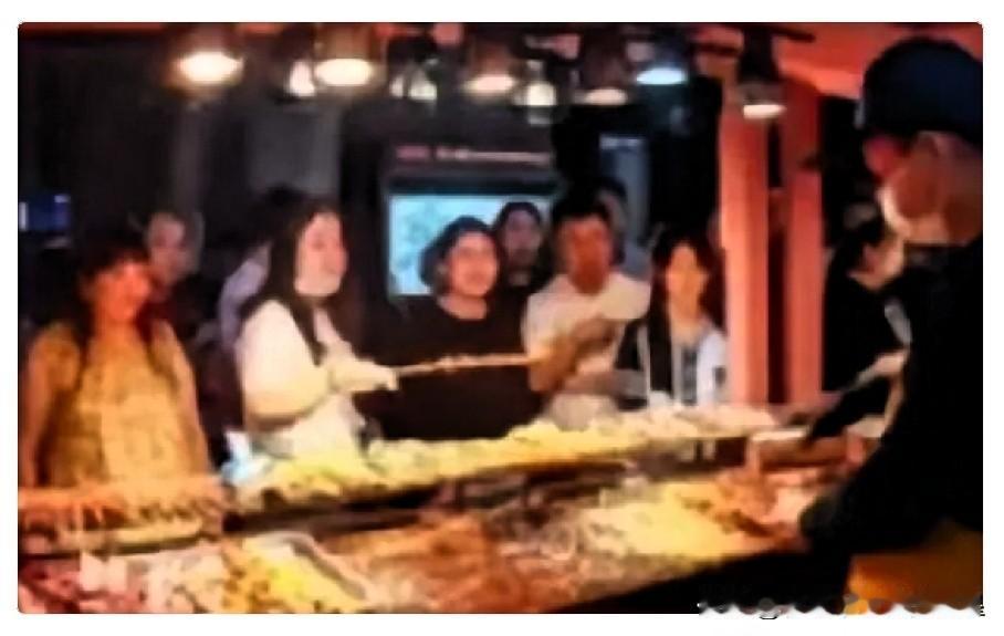 沈阳凌晨一点的夜市，18个壮汉吃了180串炸串、喝光5瓶白酒，结完账转身就走，摊