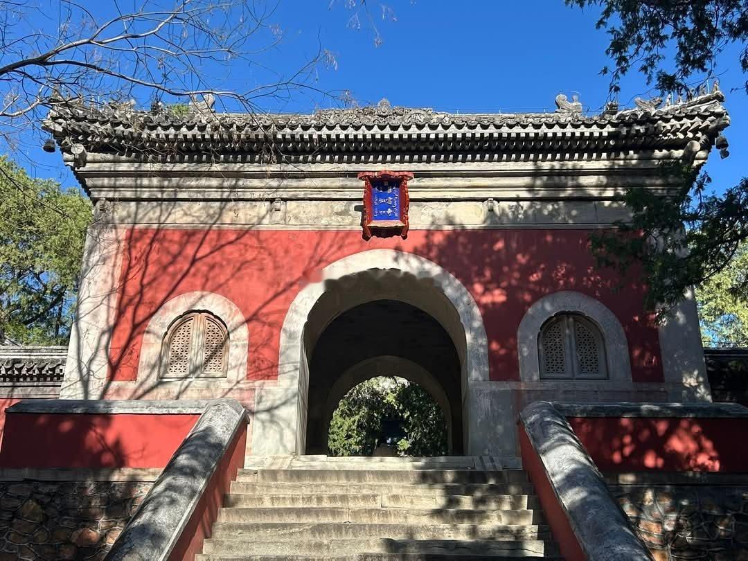 11日上午，碧云寺。碧云寺内有中山先生纪念堂、中山先生衣冠冢。郑丽文率团开始大陆