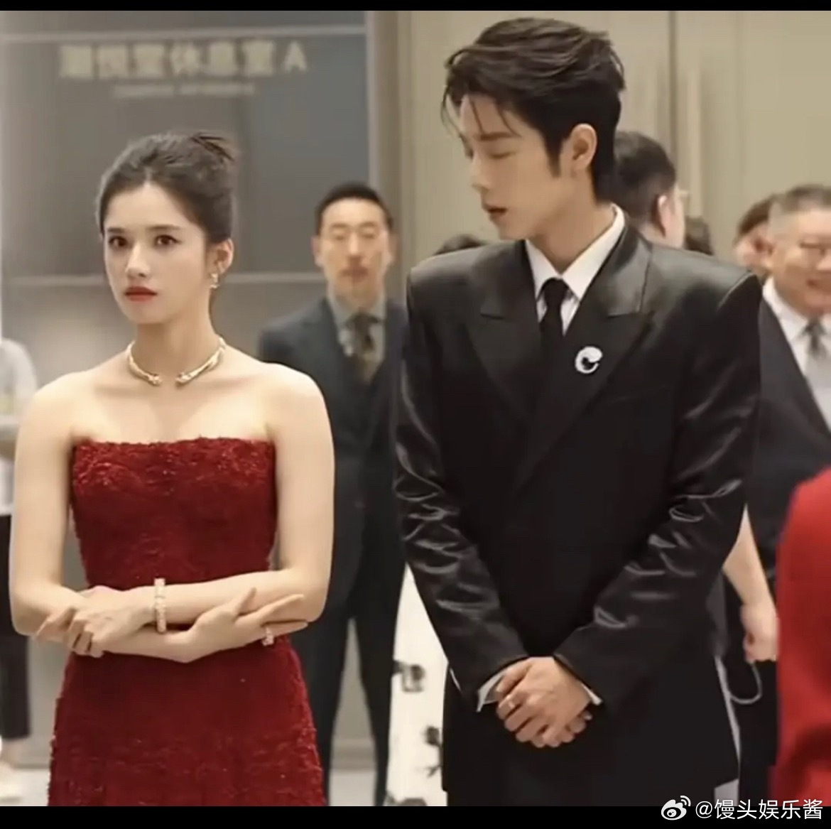 白玉兰红毯肖战不要再穿那么高垫肩的衣服，是因为他被别人说他溜肩了吗？一垫肩，比例