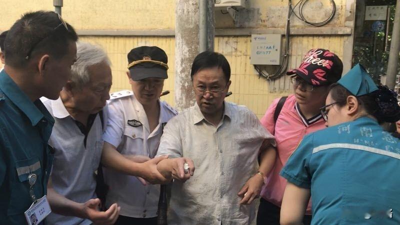 刘晓庆一直是“不老妖精”般的存在，哪怕身材发福，在同龄人里也是最活跃的。但最近她