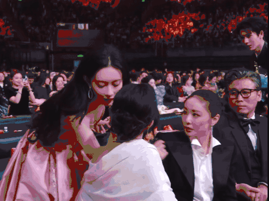 我看到前任就白鹿这表情blike: