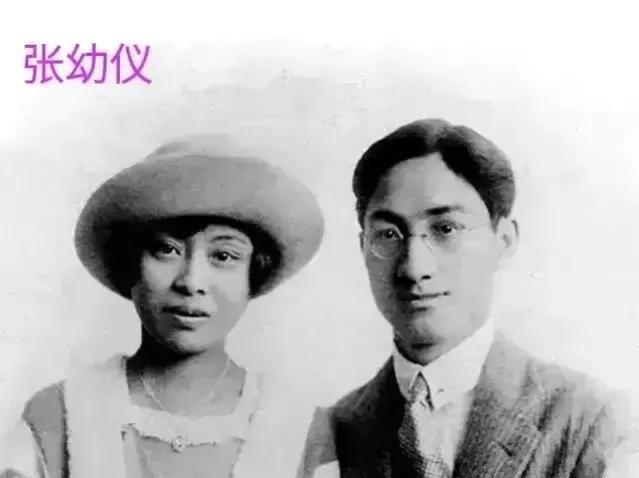 1932年的上海，寒风刺骨，徐志摩的葬礼上，陆小曼攥着一套西装，执意要给丈夫换上