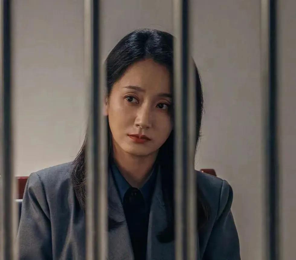 追剧《以法之名》我被董晴的演技震撼了！董晴在剧中饰演张文菁律师，她在法庭要