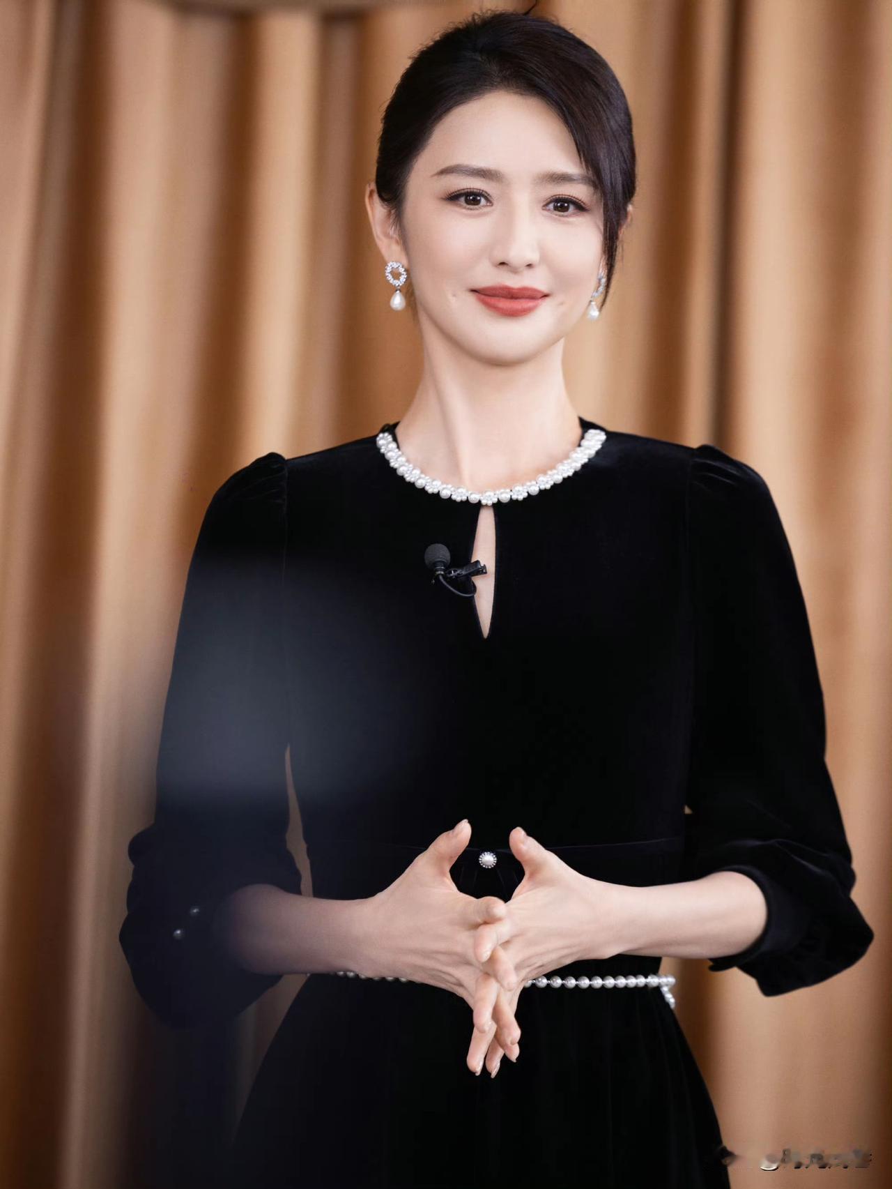 佟丽娅的优雅知性气质与生俱来。一眸一笑和举手投足间展现的淋漓尽致!