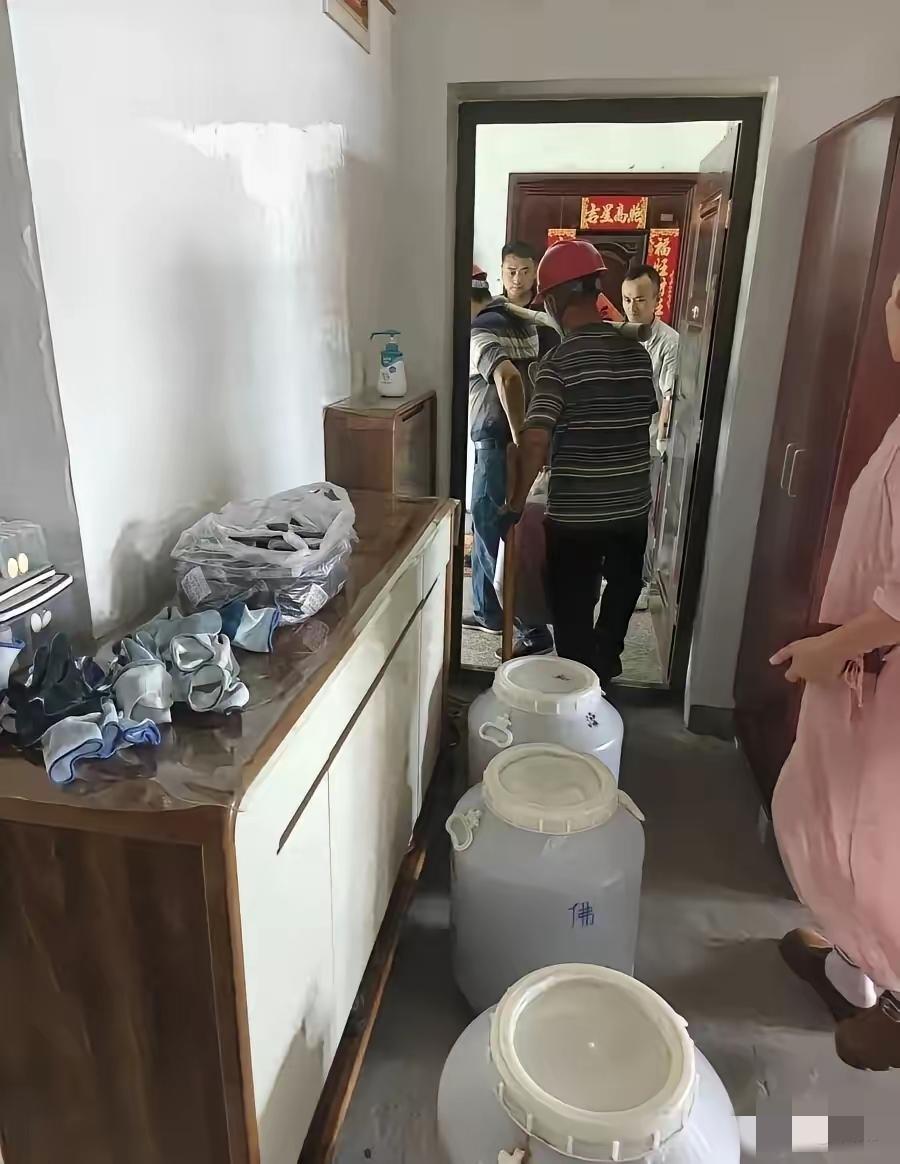 太吓人了！上海，一女子从2014年起痴迷自制酵素，12年间竟在6楼家中囤积了整整