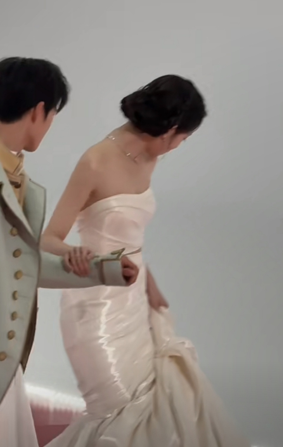 李昀锐帮孟子义整理裙摆了李昀锐孟子义好有默契李昀锐帮孟姐整理裙摆了又！！！李昀