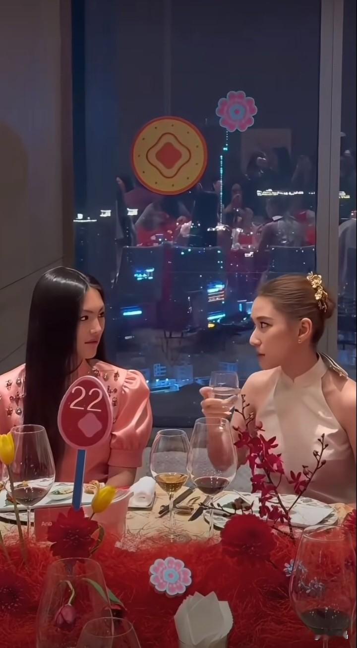 李湘的女儿王诗龄，与豪门何超莲相邻而坐，共进晚餐。长发披肩，颜值很高，坐姿从容，一看就知道从小就接受