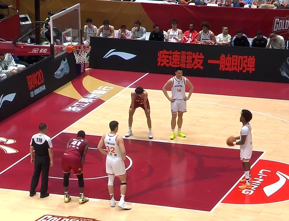 CBA惊魂一夜！两大豪门球队齐翻车，郭艾伦的证明之战北京时间1月25日CBA比