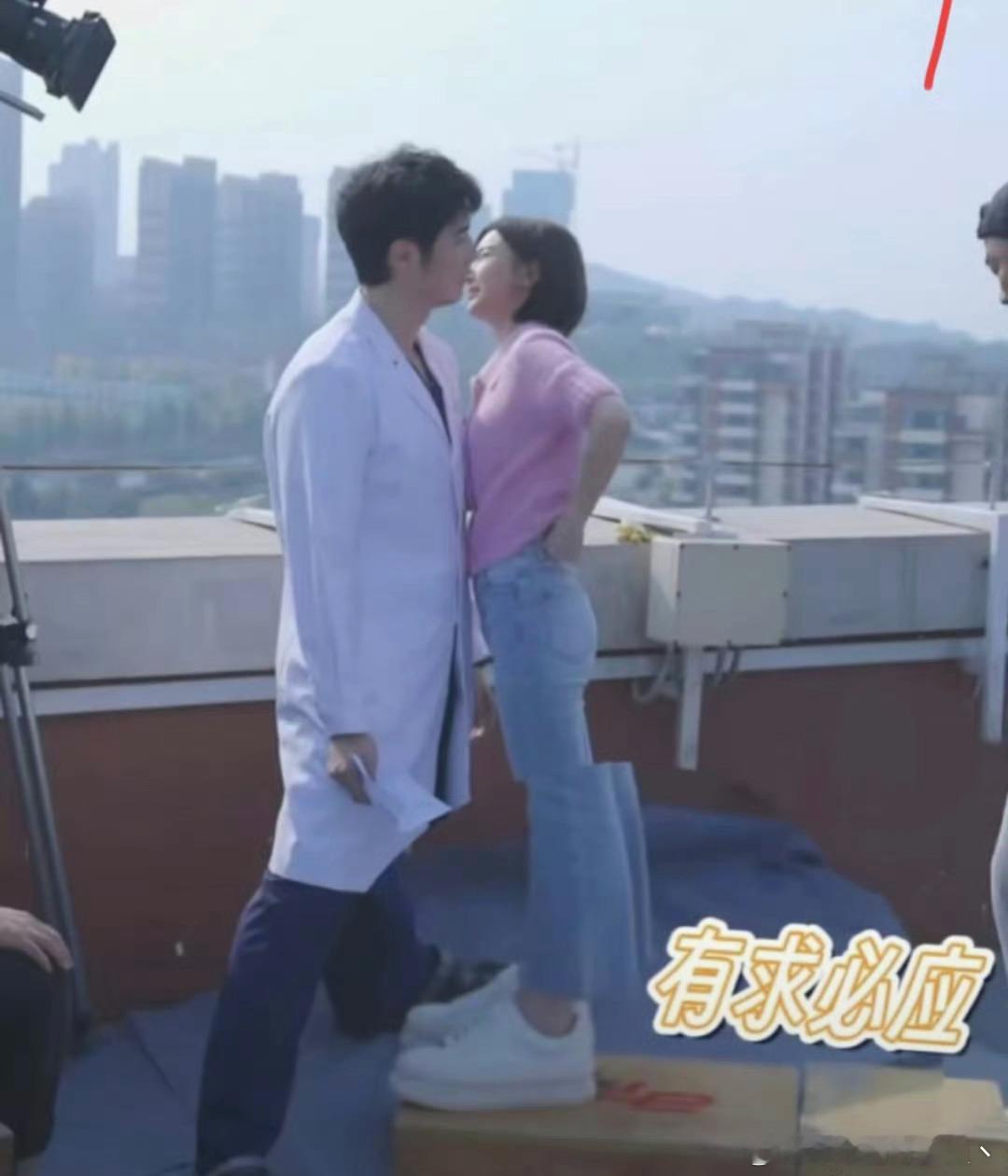 金世佳189cm，毛晓彤163cm！拍吻戏只能拉近景拍摄，不然远景就挺搞笑的