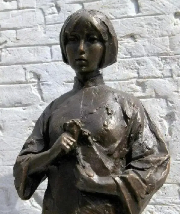 1940年，陈秀菊被敌人折磨得遍体鳞伤，血肉模糊。敌人还将她活埋，当土掩到胸部时