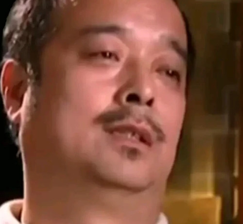 这是陈佩斯的大哥陈布达。他和陈佩斯长得很像，有区别的就是大哥的眼睛很大，陈佩斯眼