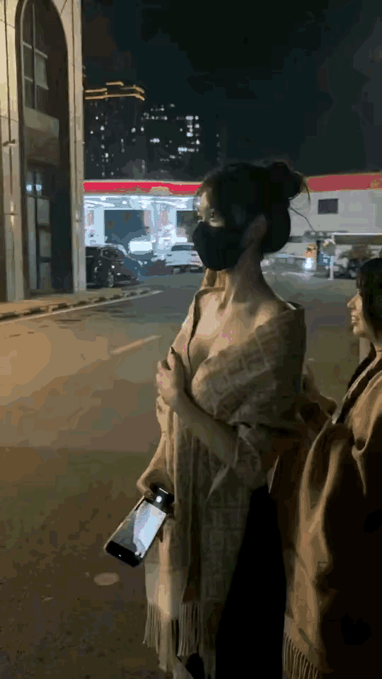 尊贵的法拉利车主，您的爱车已落地，请查收！这个美女可以说是太幸福了，就这一辆