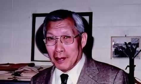 1950年春，北大一位教授悄悄把家里米缸加满了米，装出一副还要回来的样子。留下一