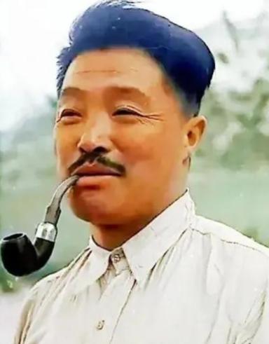 1947年7月23日，小河会议结束后，毛主席突然找到贺龙，神色凝重地说：“有句话