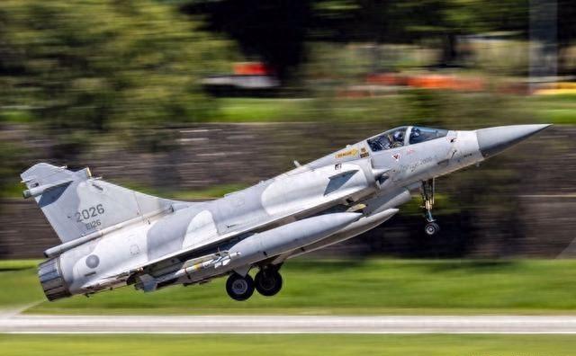 岛内开始“以武拒统”，赵少康问能不能击落大陆飞机？退将：不行！ 10月10日