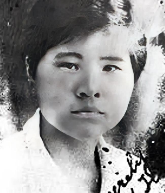1940年，双枪李林被日军围攻，不得已退到庙里。等日兵破门而入时，她假装昏倒。突