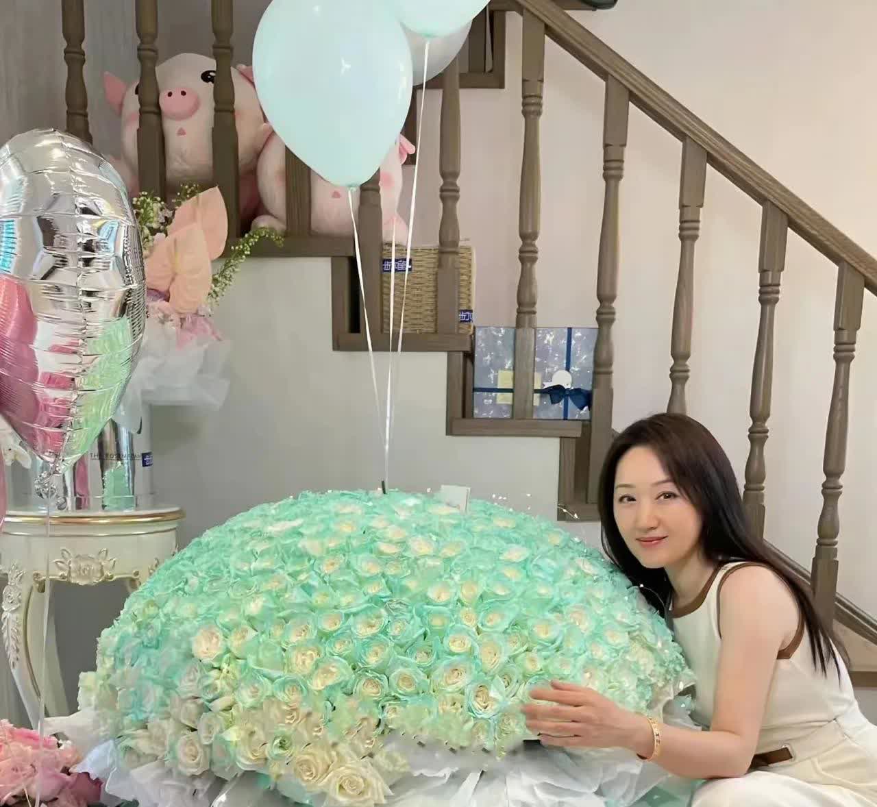 近日54岁的杨钰莹在公寓为自己的生日庆生不知道给她庆生的朋友都是谁难