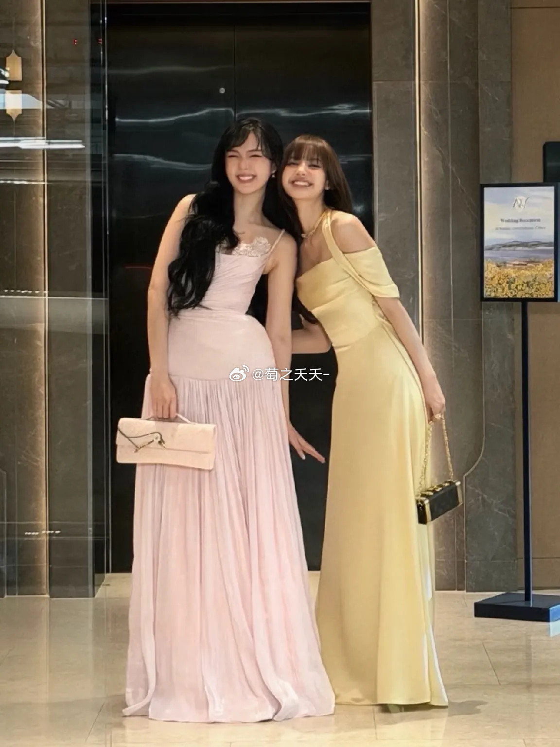 Lisa现身曼谷，参加闺蜜婚礼，这身缎面金色礼服，真的太漂亮了！她是泰国人，但是