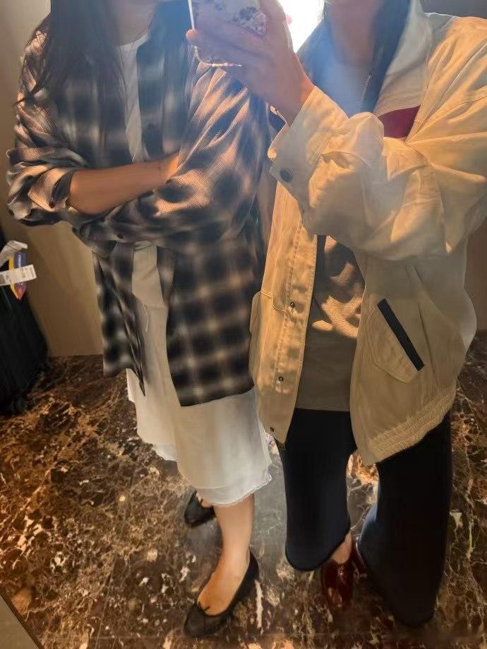 吴昕米兰素颜街拍太喜欢吴昕这组米兰素颜街拍了，没有精心包装的痕迹，漫步街头放松