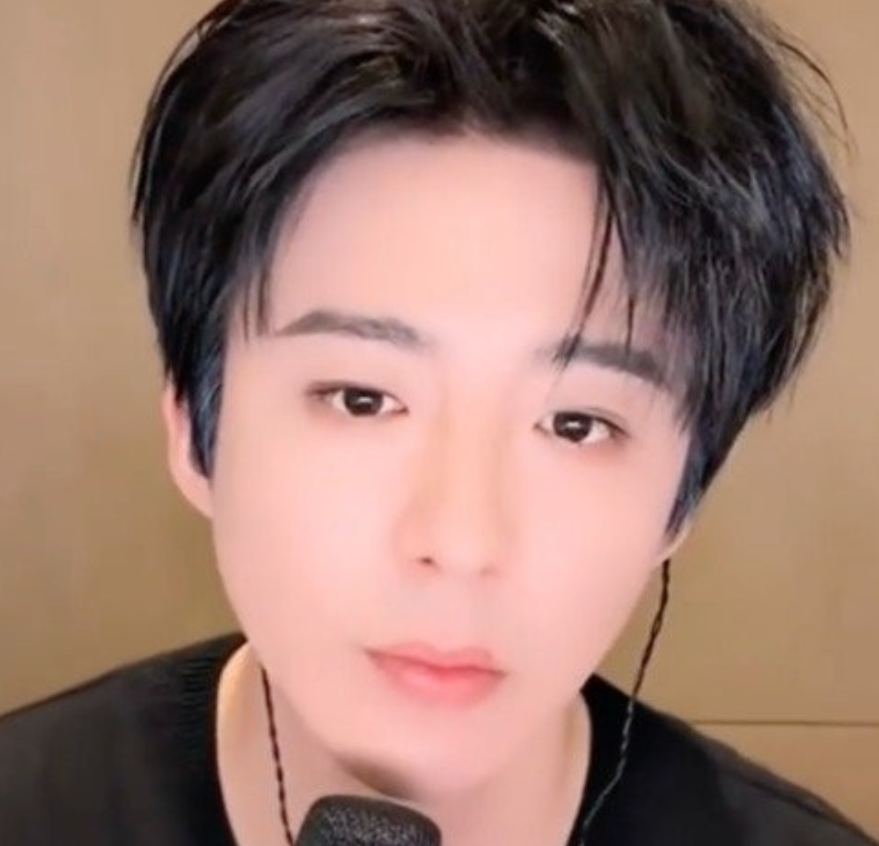 刘宇宁直播遭私生连环骚扰，电话炸屏还堵线下，没边界感真招人烦谁能想到直播好