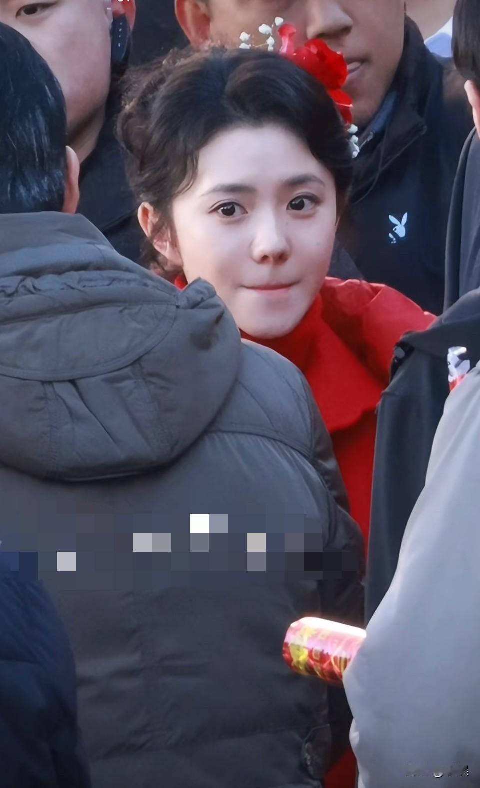 在这个偶像剧都被吐槽土的时代，刘浩存已经穿奶奶款都洋气的不行了🙀这个婚礼妆