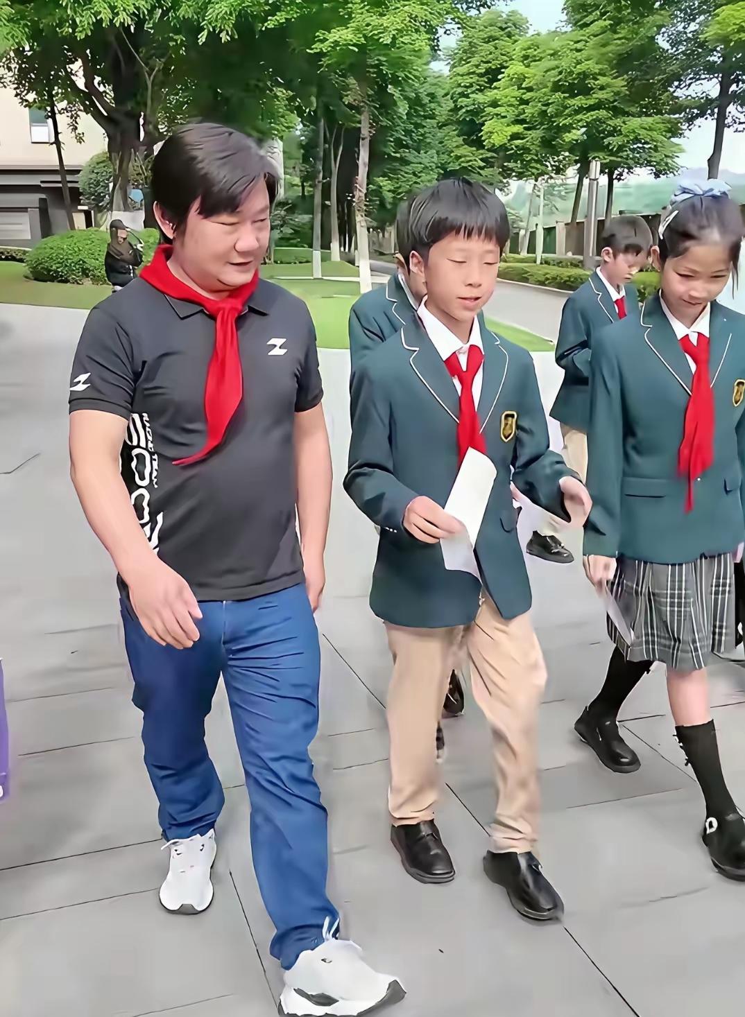 我朋友在巴蜀常春藤当老师，说那天运动会被张雪整成了国际机车节。几十辆机车绕场，