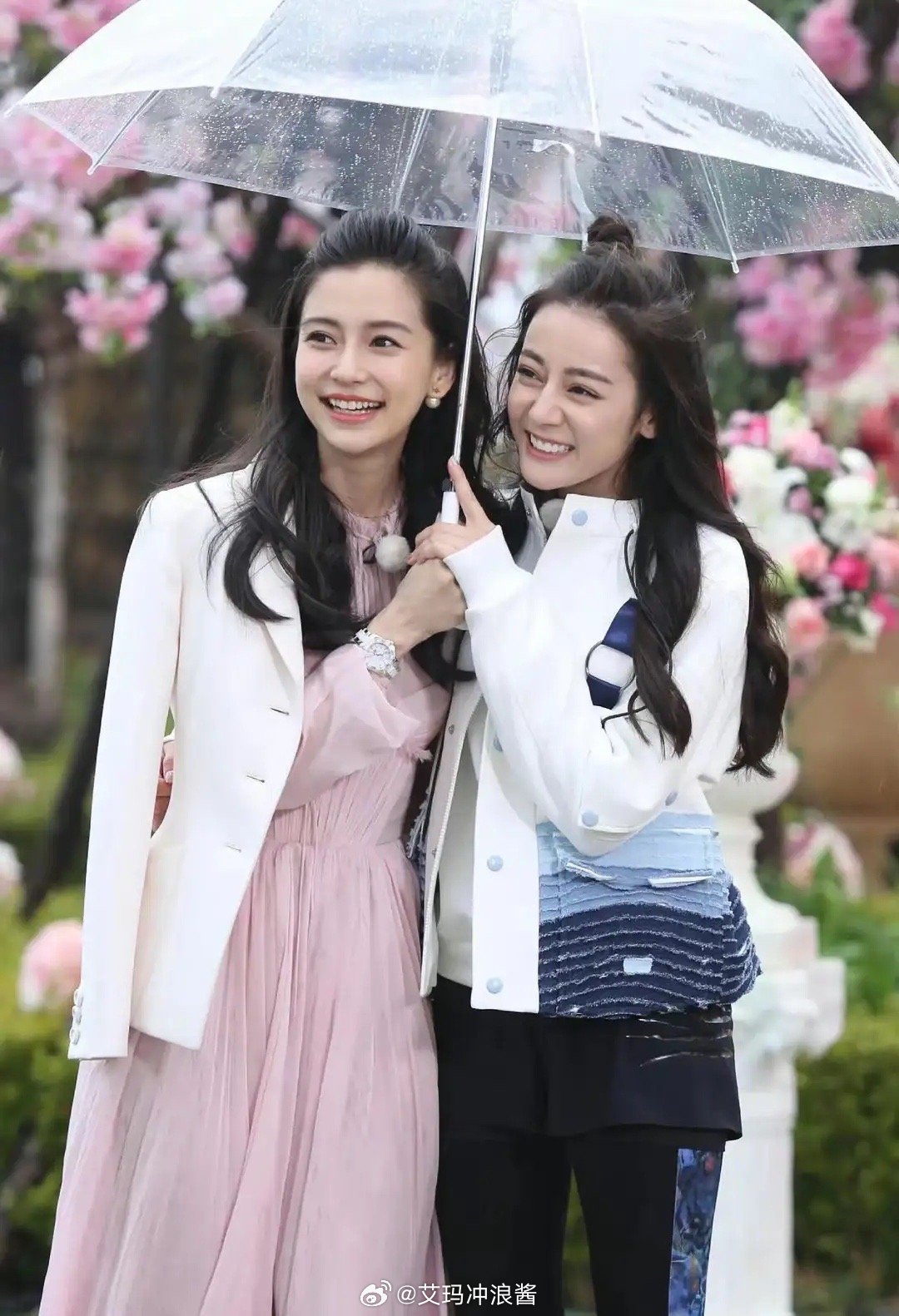 以前跑男女生的妆容都是淡淡的！看Angelababy和迪丽热巴就知道了。​​​