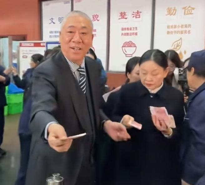 终于弄清楚原因了原来崔培军之所以爱发钱不是想让员工为他拼命干，而是他打从心里