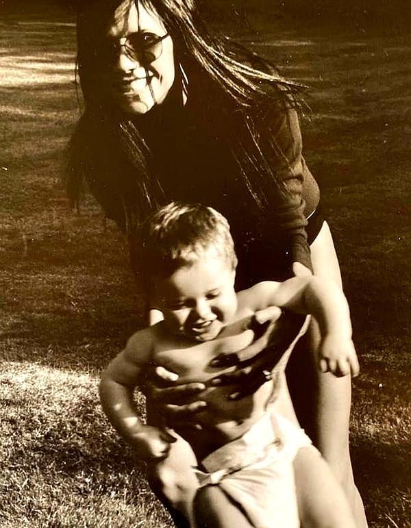 亲爹老贝低声下气发旧照求和，27岁的布鲁克林却连个眼神都没给。你敢信吗？3