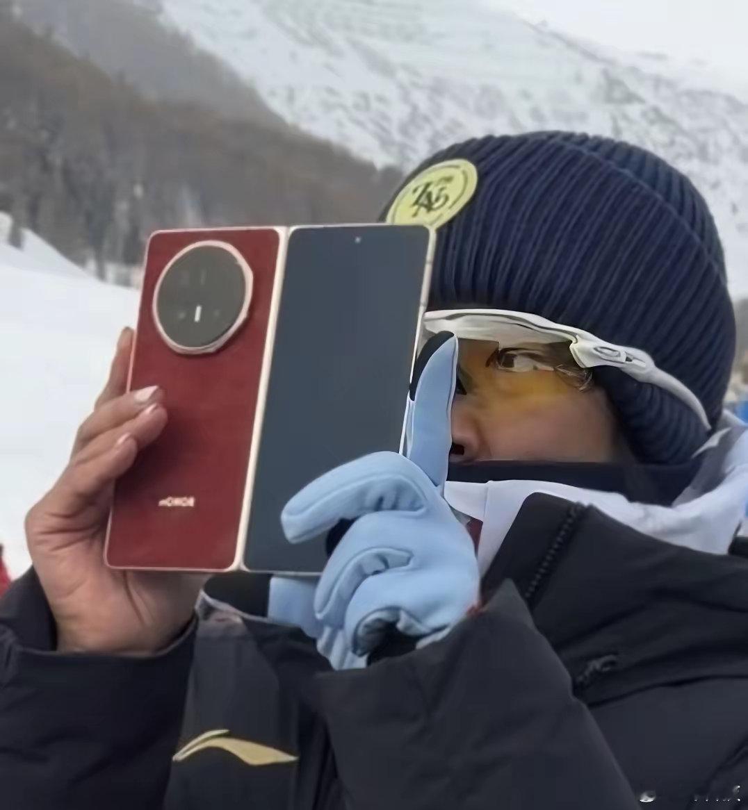 徐梦桃这次在米兰冬奥会现场手持的红色折叠屏手机，正是即将发布的荣耀MagicV