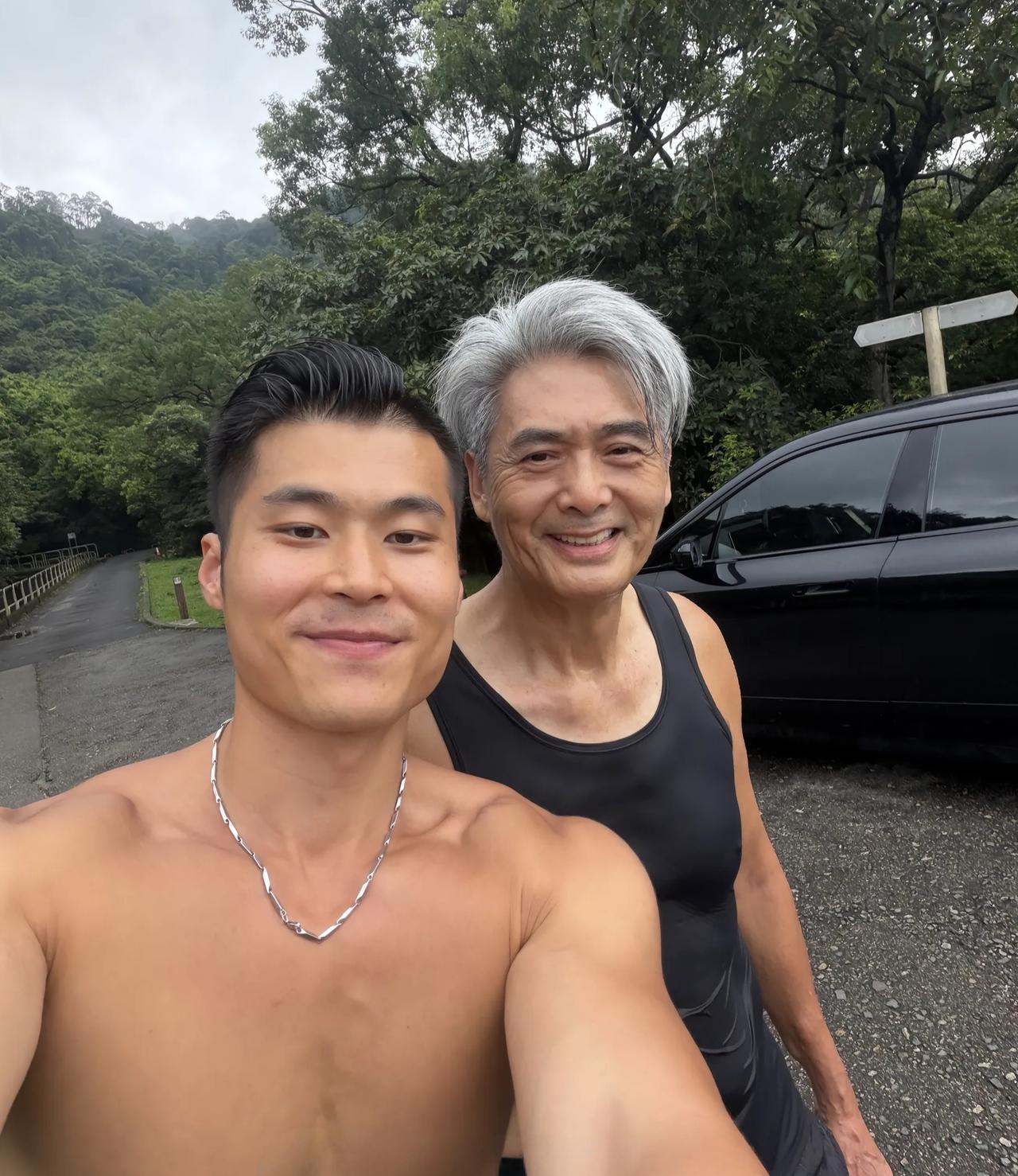 71岁周润发在香港山上跑步被偶遇，他穿着一身黑衣，大汗淋漓，整个人看起来精气神饱