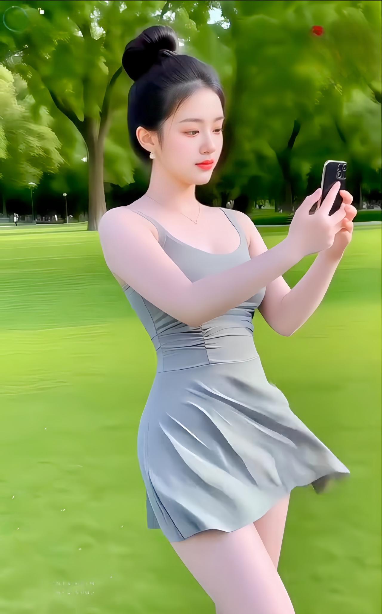 绝句·夏风夏风轻拂绿波扬，树影摇姿送晚凉。裙角微掀香鬓乱，幽园闲步意悠长