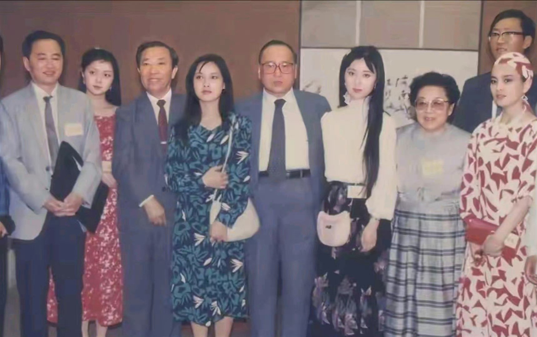 1987年的陈晓旭果然是天选林黛玉，一眼就能看见的美貌，人群中最耀眼的存在