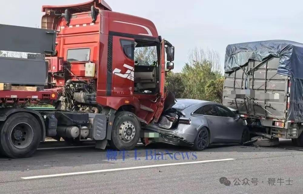 智界S7行驶过程中被两辆大货车前后夹击！车主：人没事已换R7，真硬！AB柱都完好
