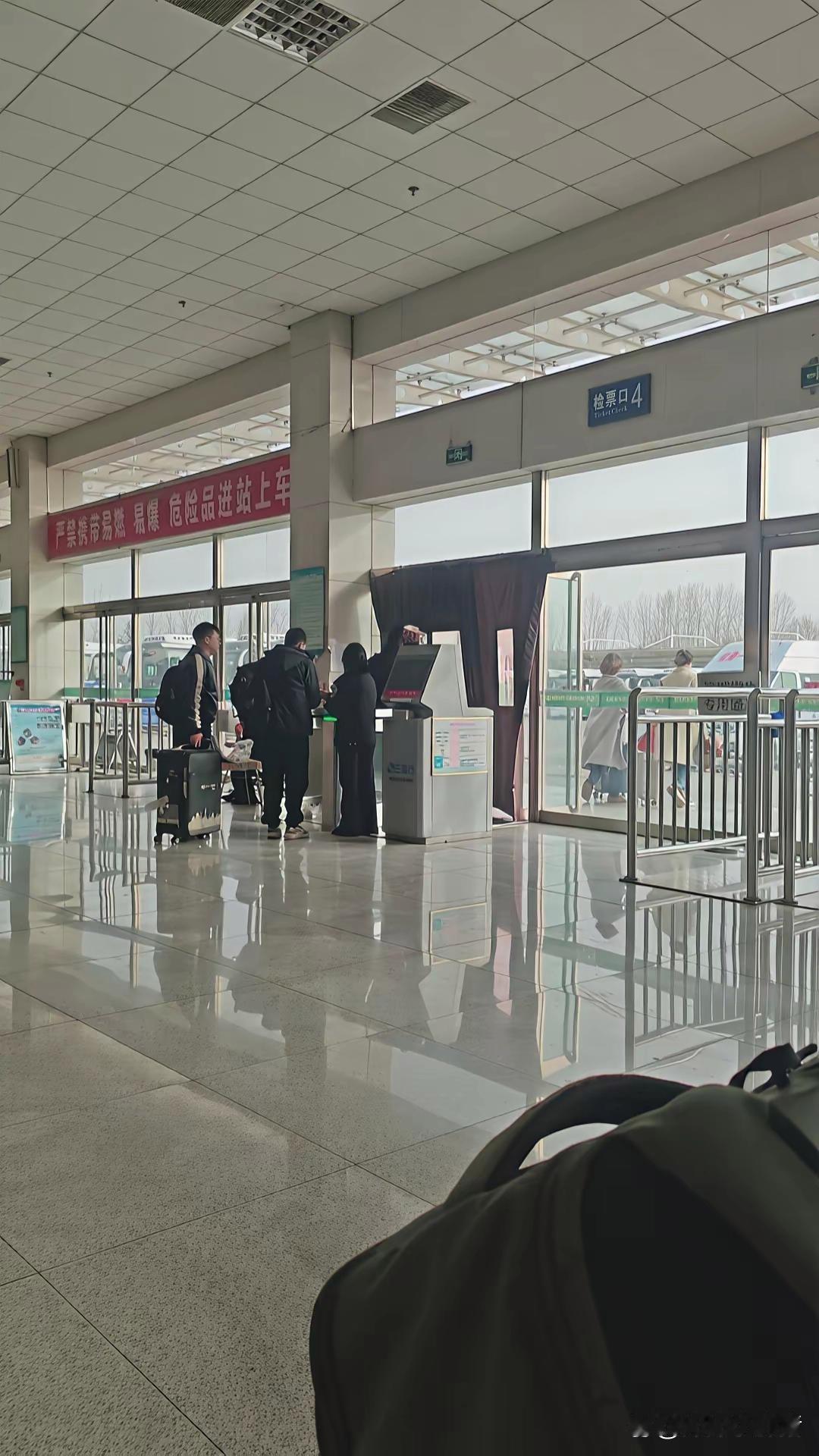 运城汽车站门口，一个旅客拦住路边摊主。他手机里有钱，但公交投币箱只认钢镚。微信