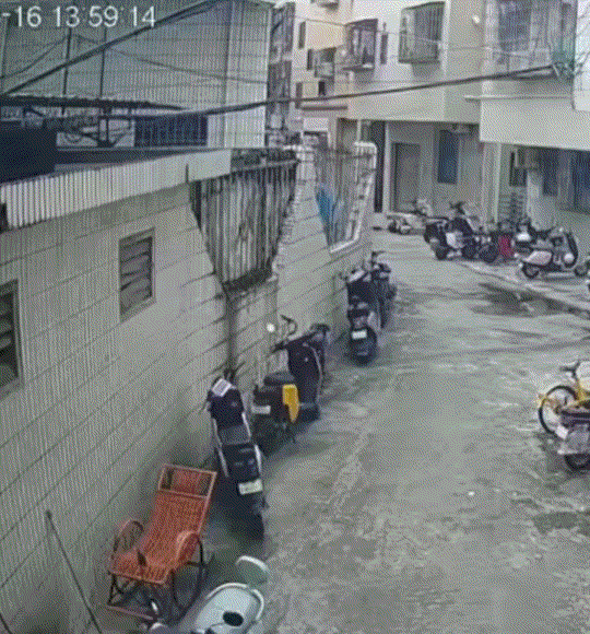 令人唏嘘。一男子打着一把伞经过小巷时，突然感觉身体不舒服，正好路遇旁边有一个摇椅