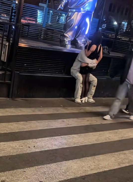 一定要在大街上吗，忍一下不行吗？​​​[捂脸哭][捂脸哭][捂脸哭]