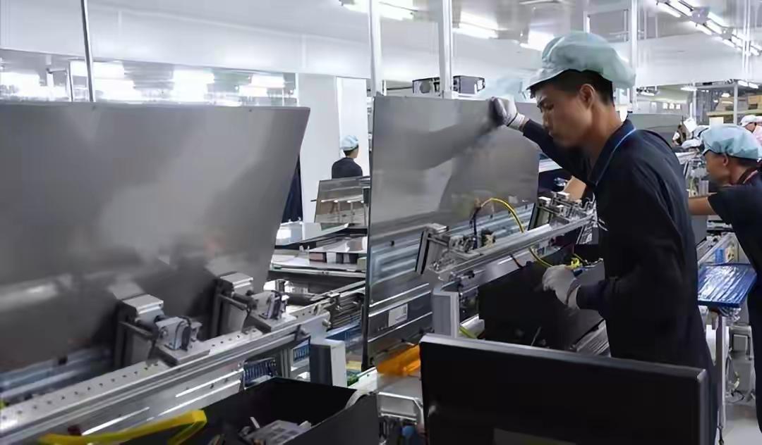 电视代工厂这圈子水挺深，地位浮动那是常有的事儿。2022年全球电视终端市场下滑，