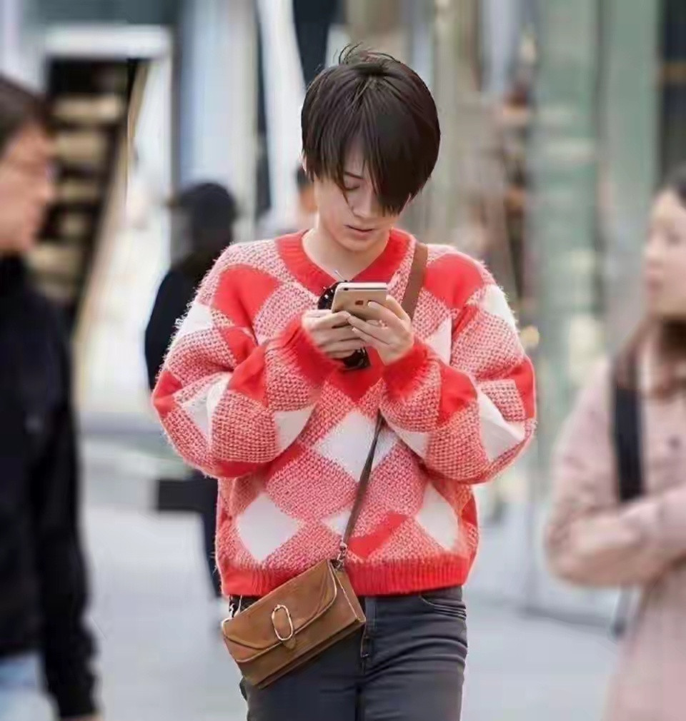 年轻就是任性马思纯短发造型个性又纯真
