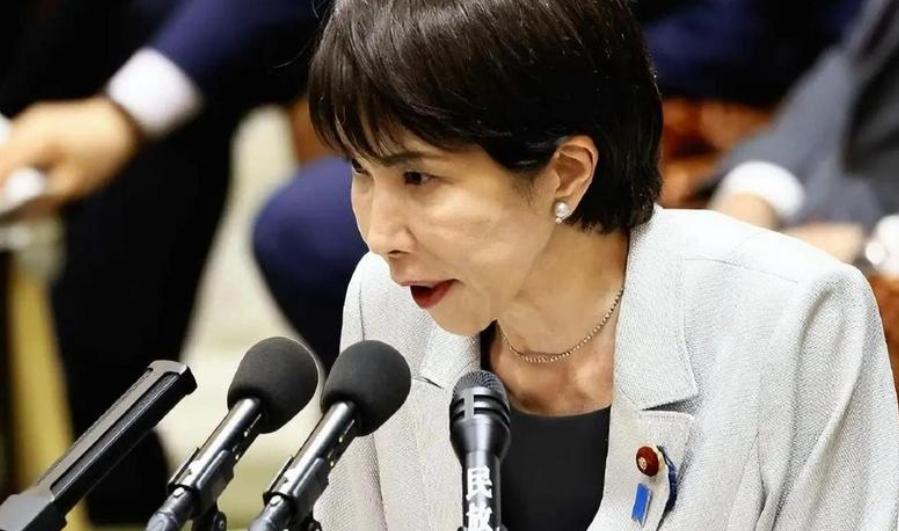 日本政坛现在是真热闹。日元跌得连底裤都不剩，右翼政客高市早苗更是被架在火上烤。