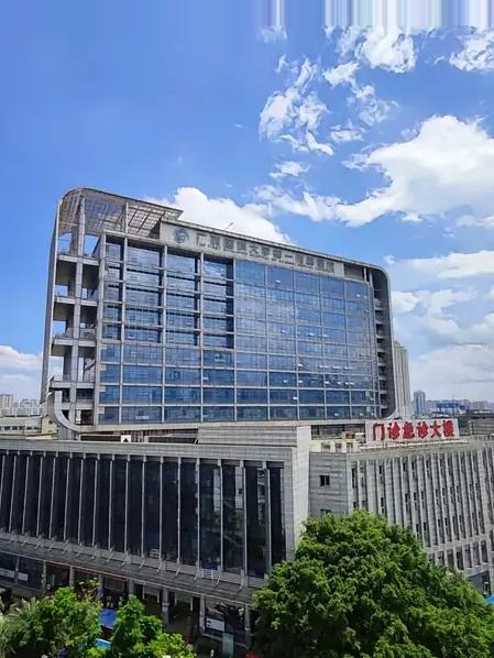 10月14日，广西南宁警方通报一起医院坠楼事件。死者王某某，49岁，近日因病住院
