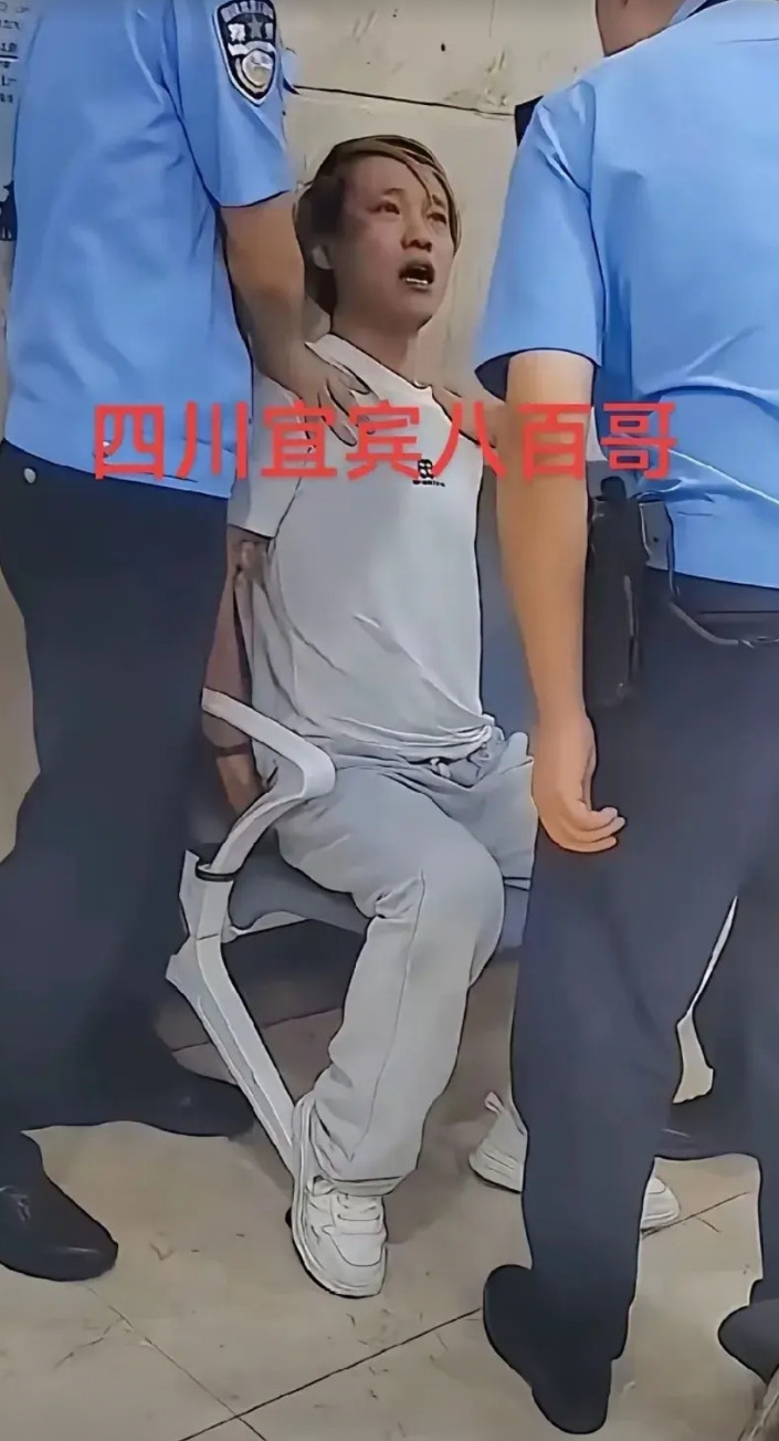 四川宜宾那个纺织厂纵火案凶手的正面照片曝光了，就看他那长相，就感觉是个狠角色。就